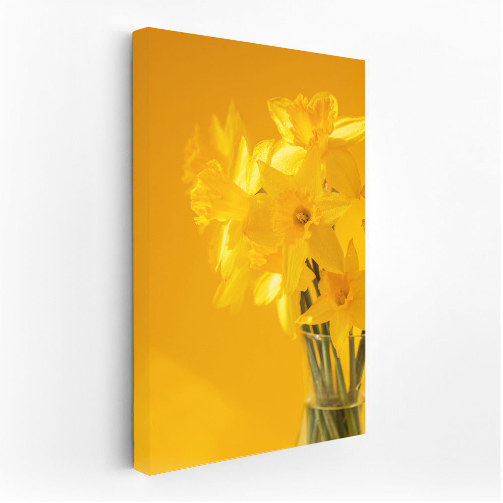 Spring Daffodils in a Transparent Vase: Brightness and Freshness for Your Interior
