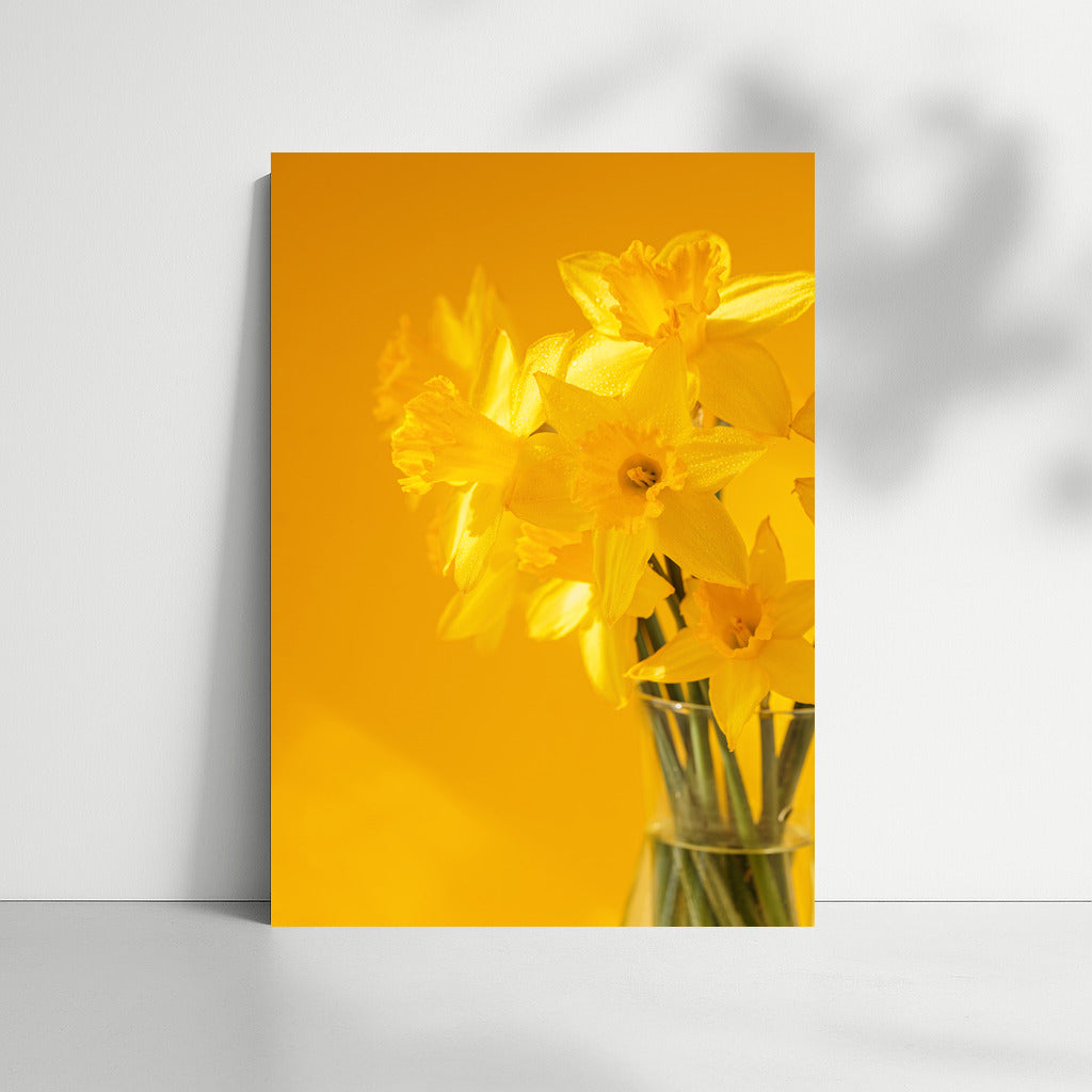 Spring Daffodils in a Transparent Vase: Brightness and Freshness for Your Interior