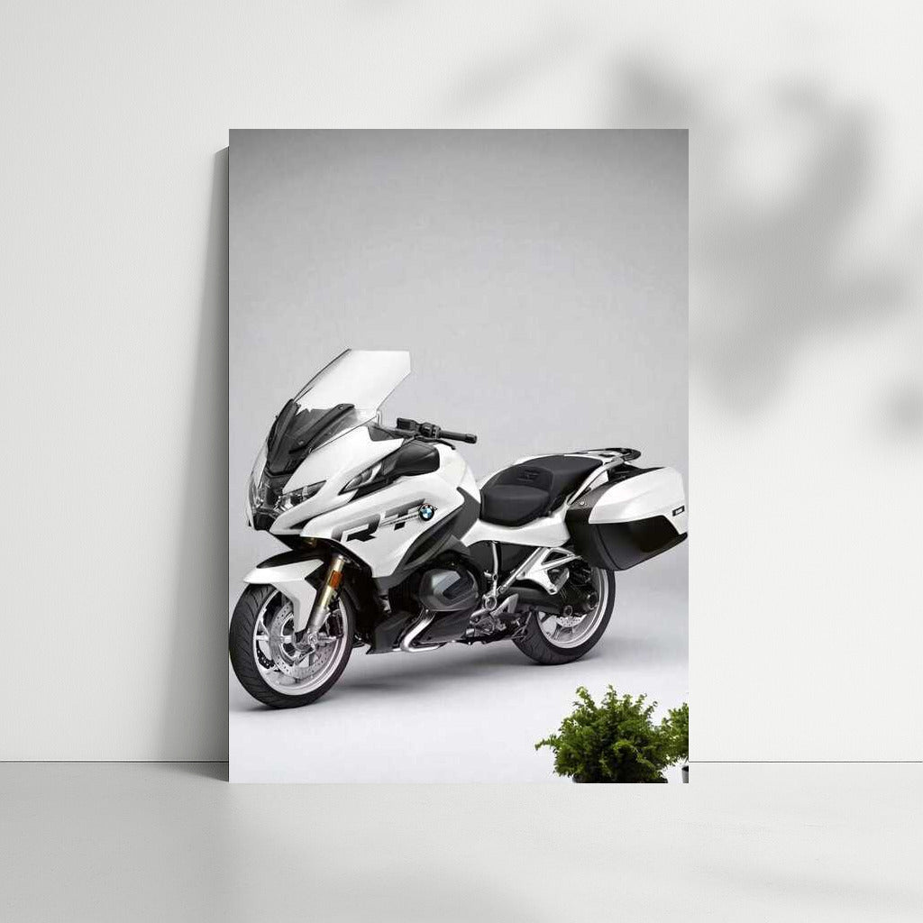 BMW R 1250 RT: Touring Elegance on a Minimalistic Background