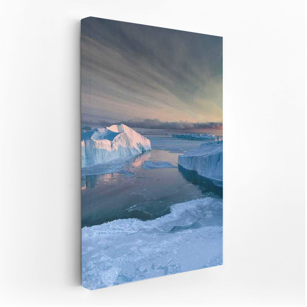 The Majesty of Icebergs: Natural Landscapes and Glaciers