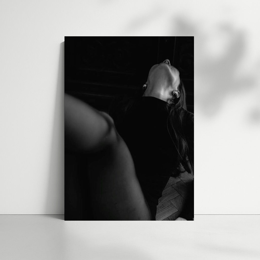 Sophisticated Sensuality: Bold Accent
