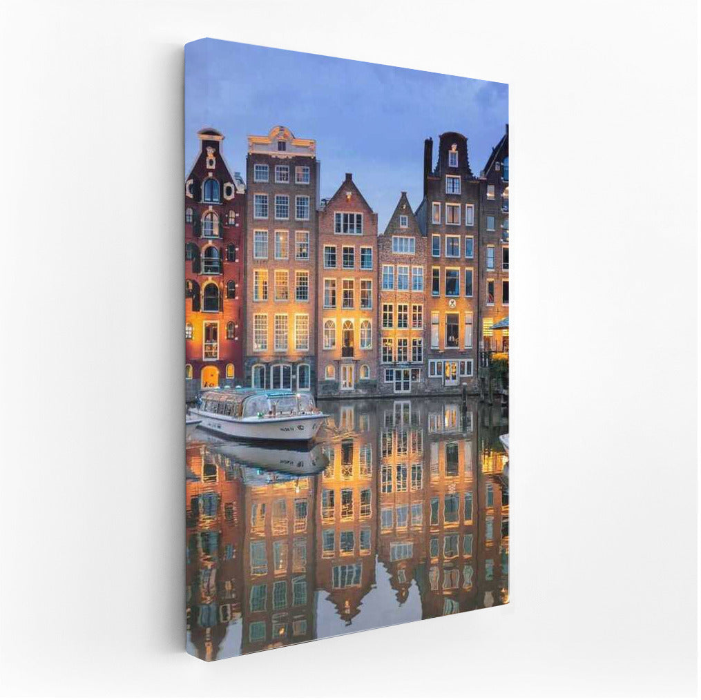 Dutch Facades: The Glitter of the Netherlands in the Mirror of Water