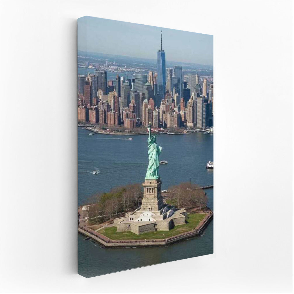 The Statue of Liberty: The Grandeur of New York and the Spirit of the United States