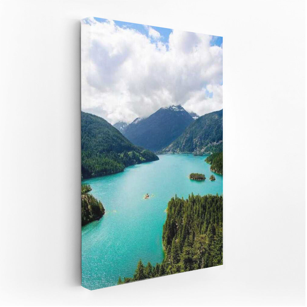 The Majesty of Washington Lake and Mountains: Nature of the USA