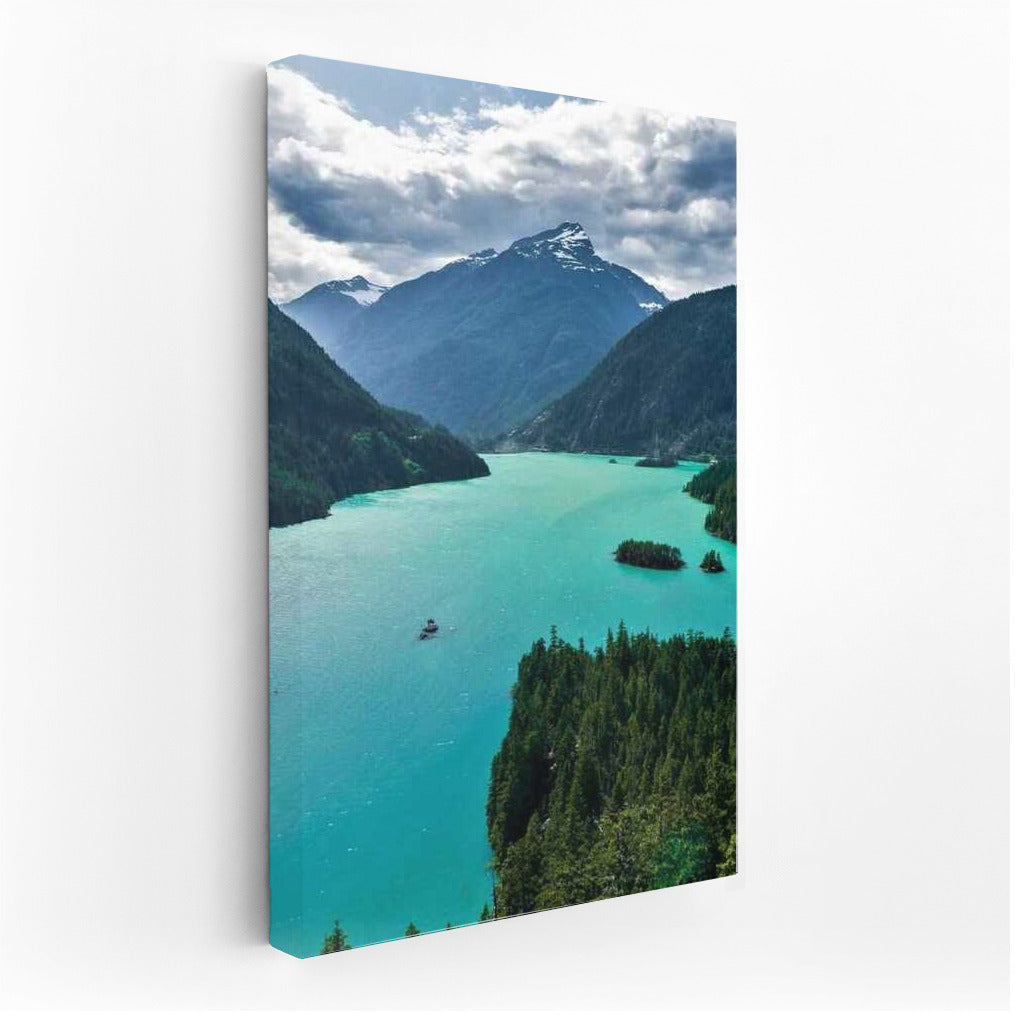 Emerald Waters and Mountains of Washington: US Landscape for Travel