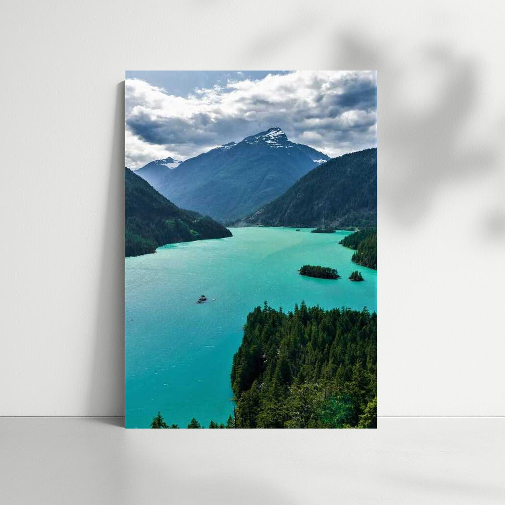 Emerald Waters and Mountains of Washington: US Landscape for Travel