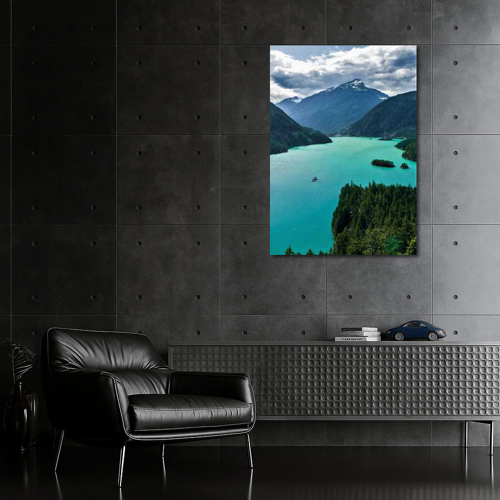 Emerald Waters and Mountains of Washington: US Landscape for Travel