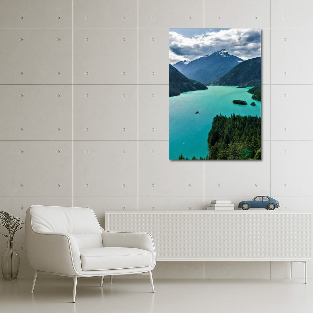 Emerald Waters and Mountains of Washington: US Landscape for Travel