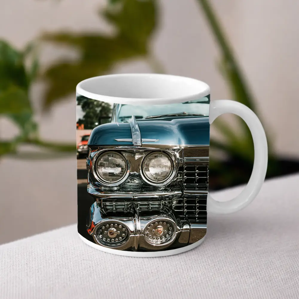Classic Cadillac Chrome Grille Street Scene – Mugs