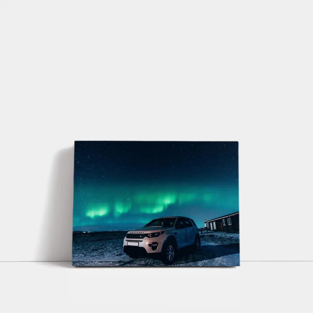 Land Rover Discovery Under Northern Lights Sky – Wall Art