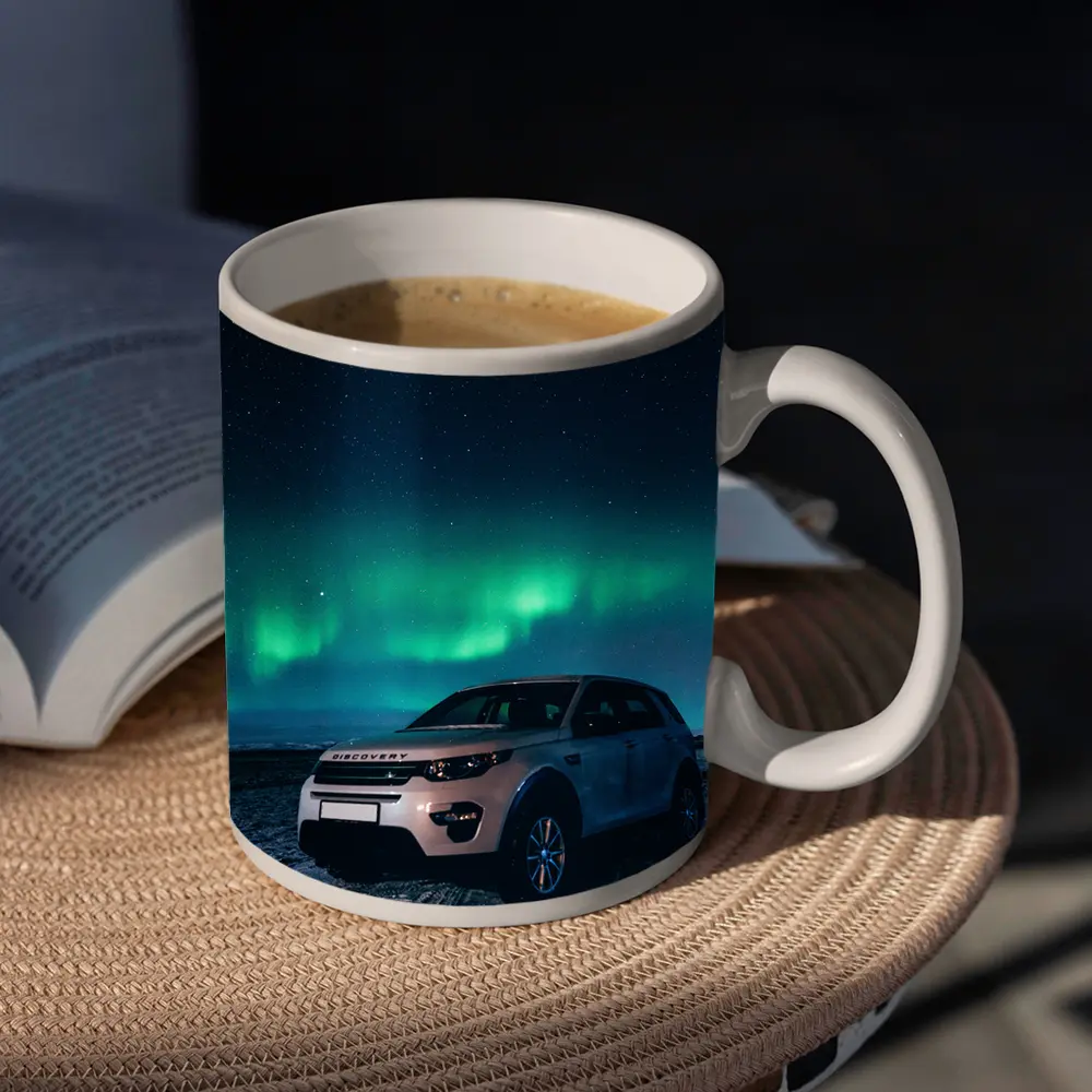 Land Rover Discovery Under Northern Lights Sky – Mugs
