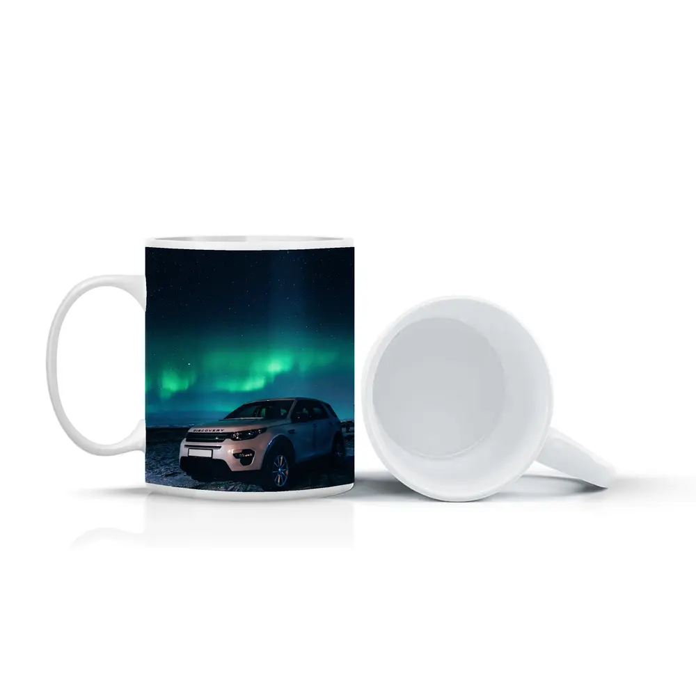 Land Rover Discovery Under Northern Lights Sky – Mugs
