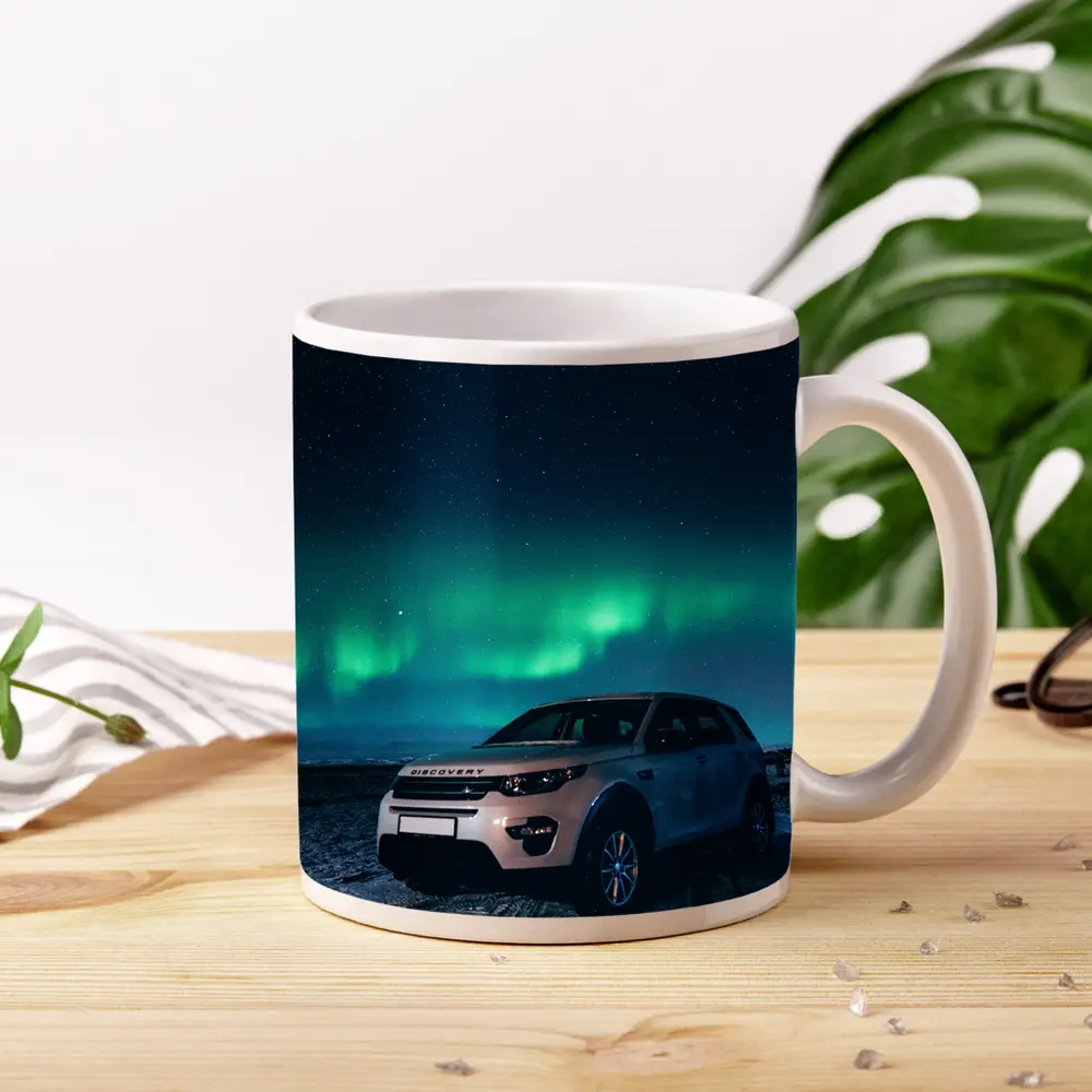 Land Rover Discovery Under Northern Lights Sky – Mugs