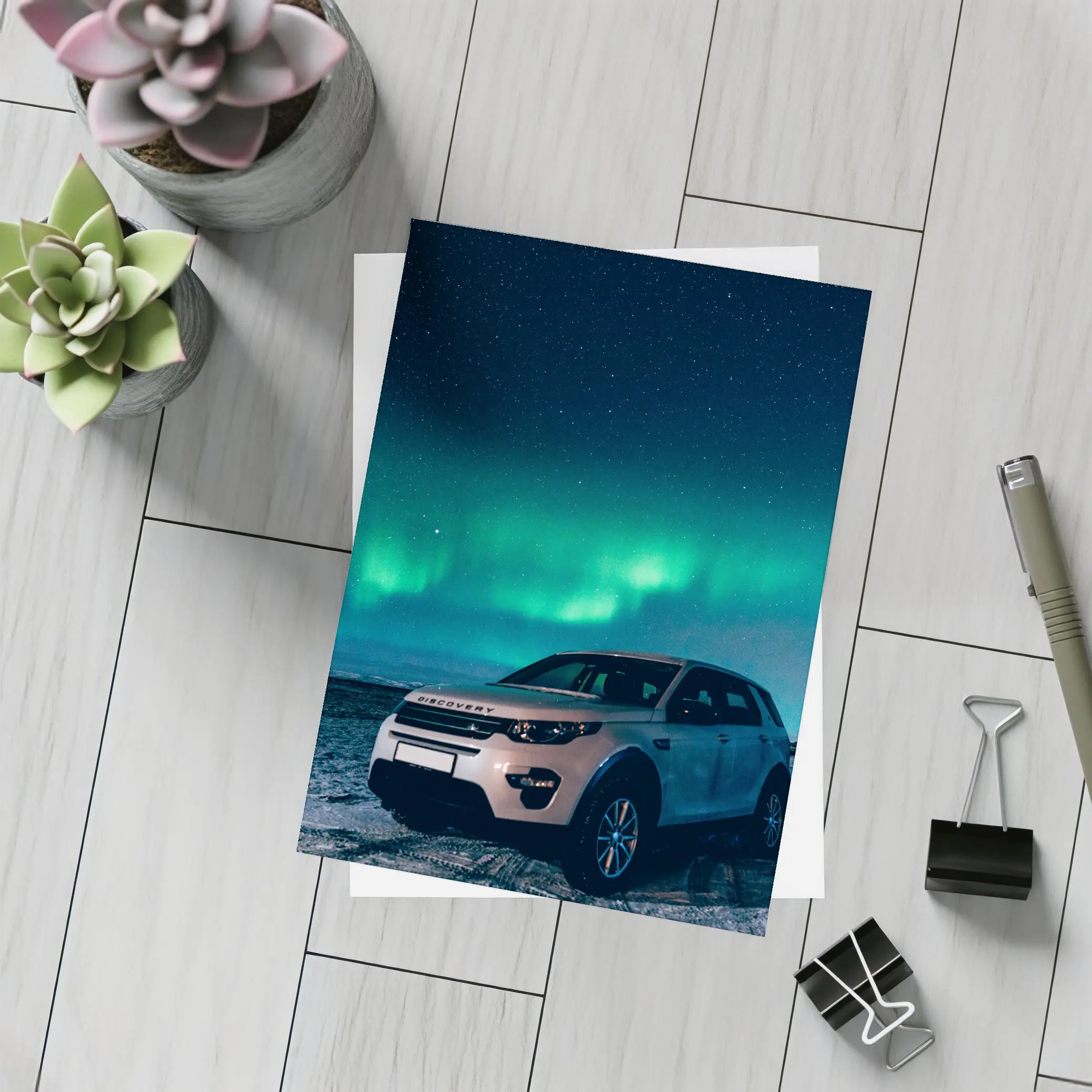 Land Rover Discovery Under Northern Lights Sky – Postcards
