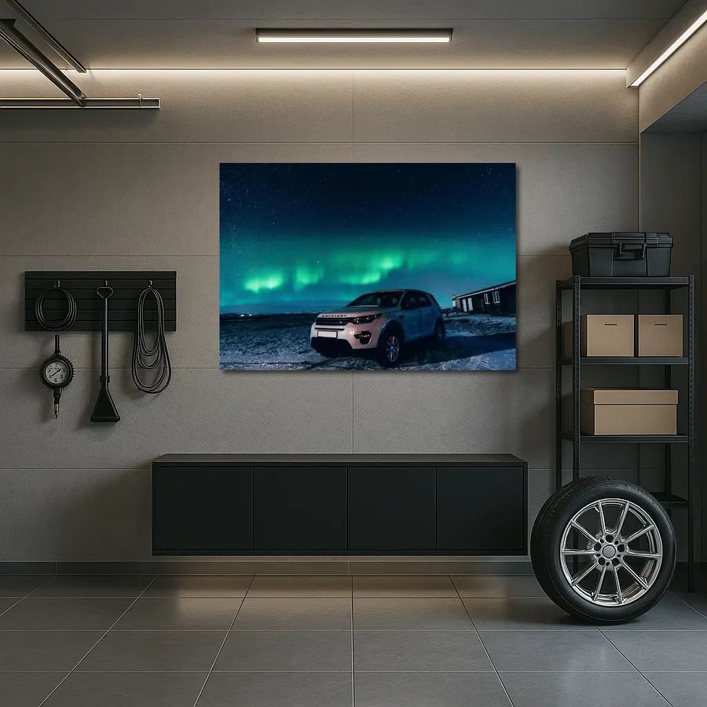 Land Rover Discovery Under Northern Lights Sky – Wall Art