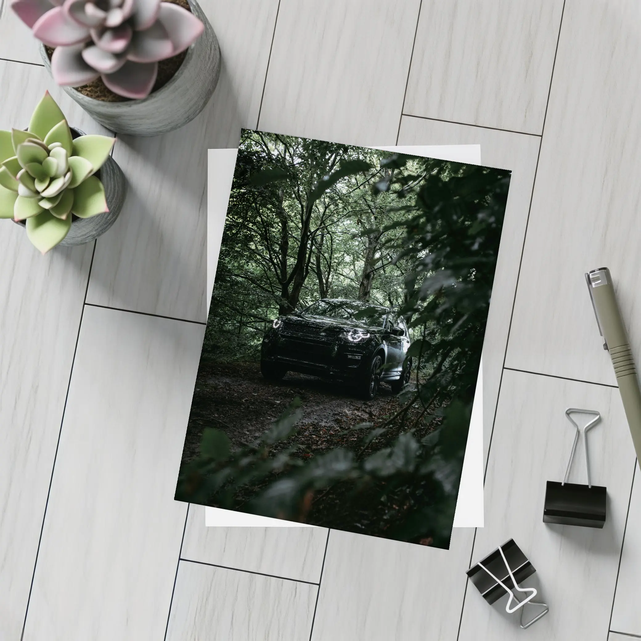 Land Rover Discovery Dark Forest Trail – Postcards