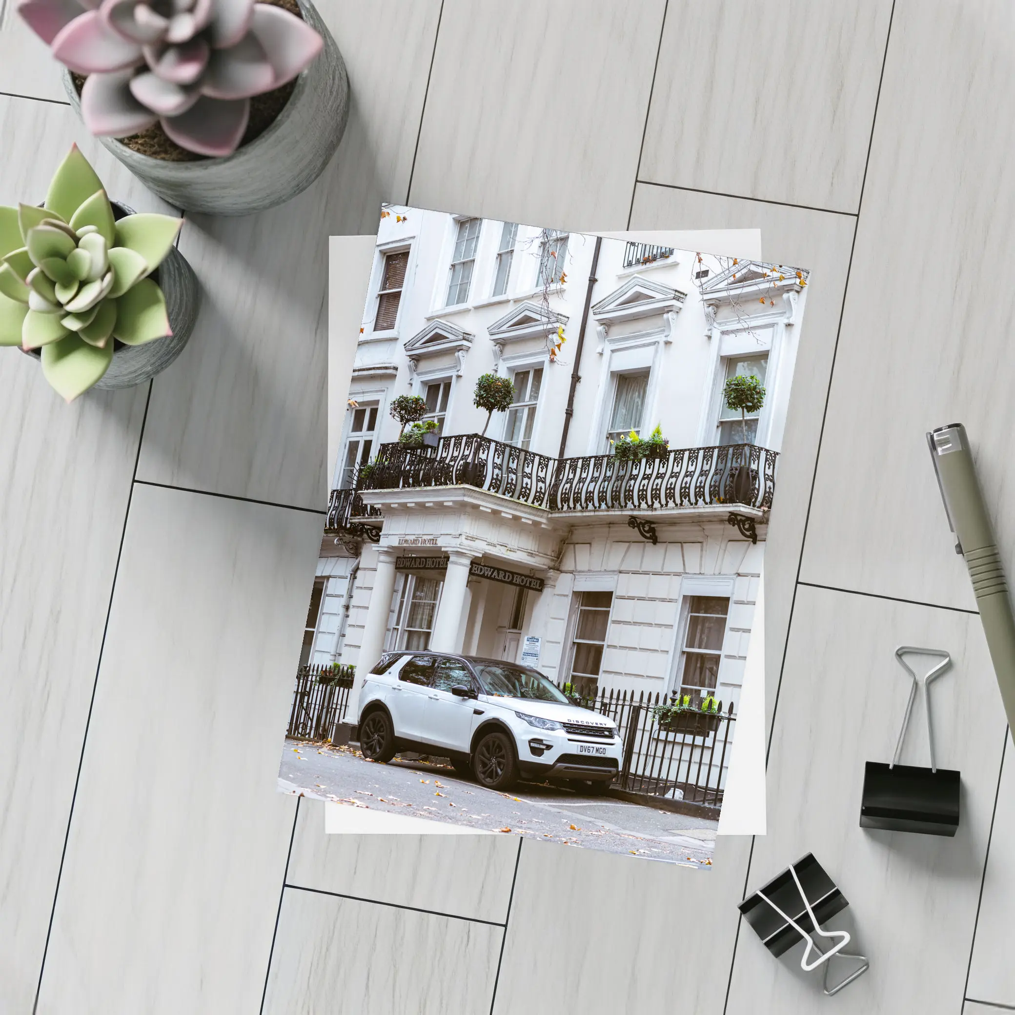 White Land Rover Discovery London Hotel Street – Postcards
