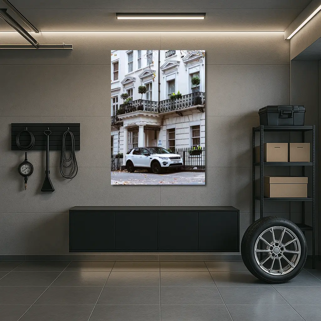 White Land Rover Discovery London Hotel Street – Wall Art