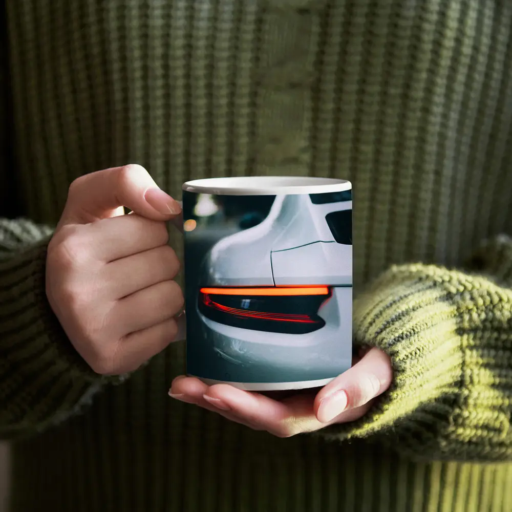 Porsche 911 Tail Light Close Up Shot – Mugs