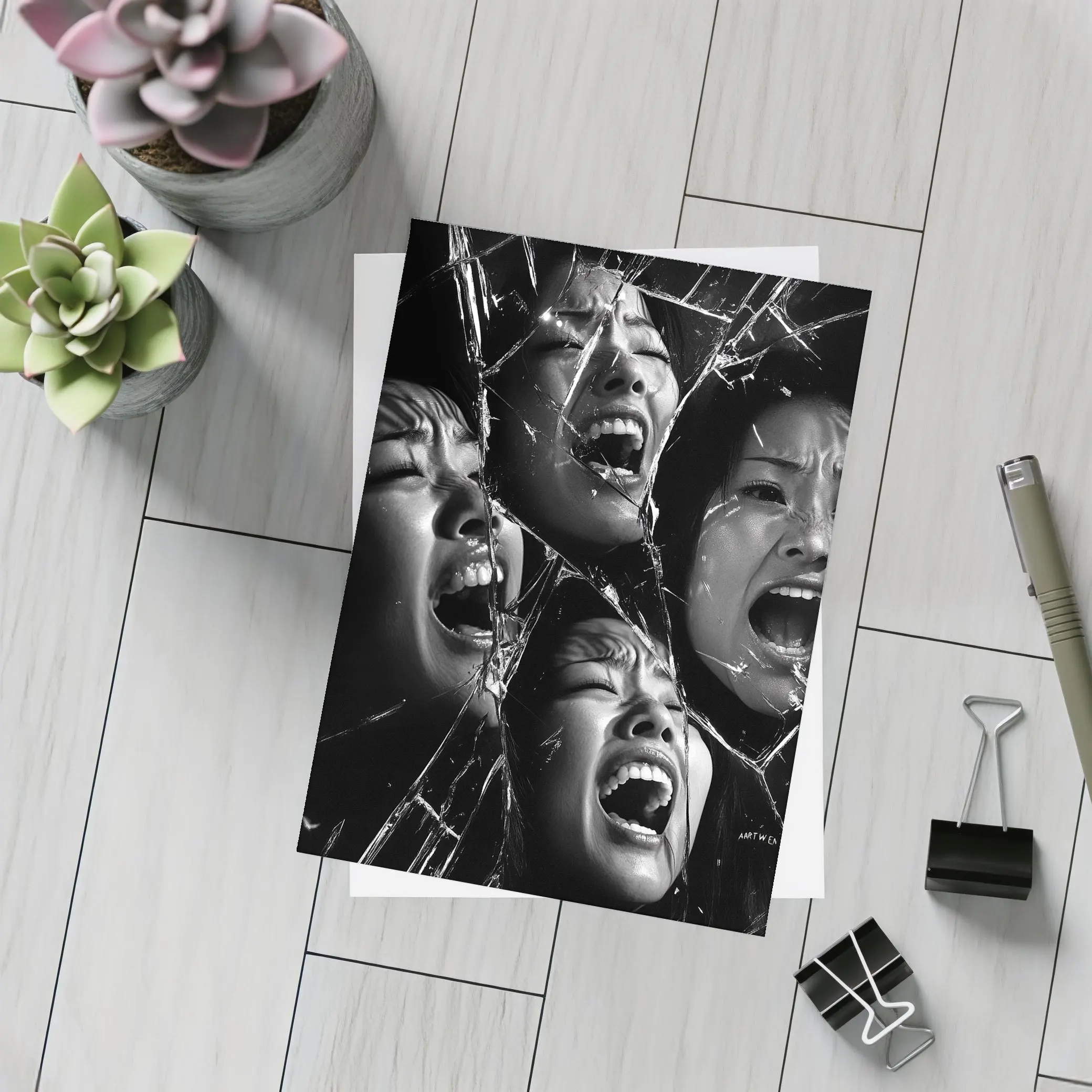 Black White Women Screaming Broken Mirror – Postcards