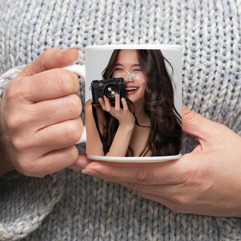 Smiling Woman With Camera And Glitter – Mugs