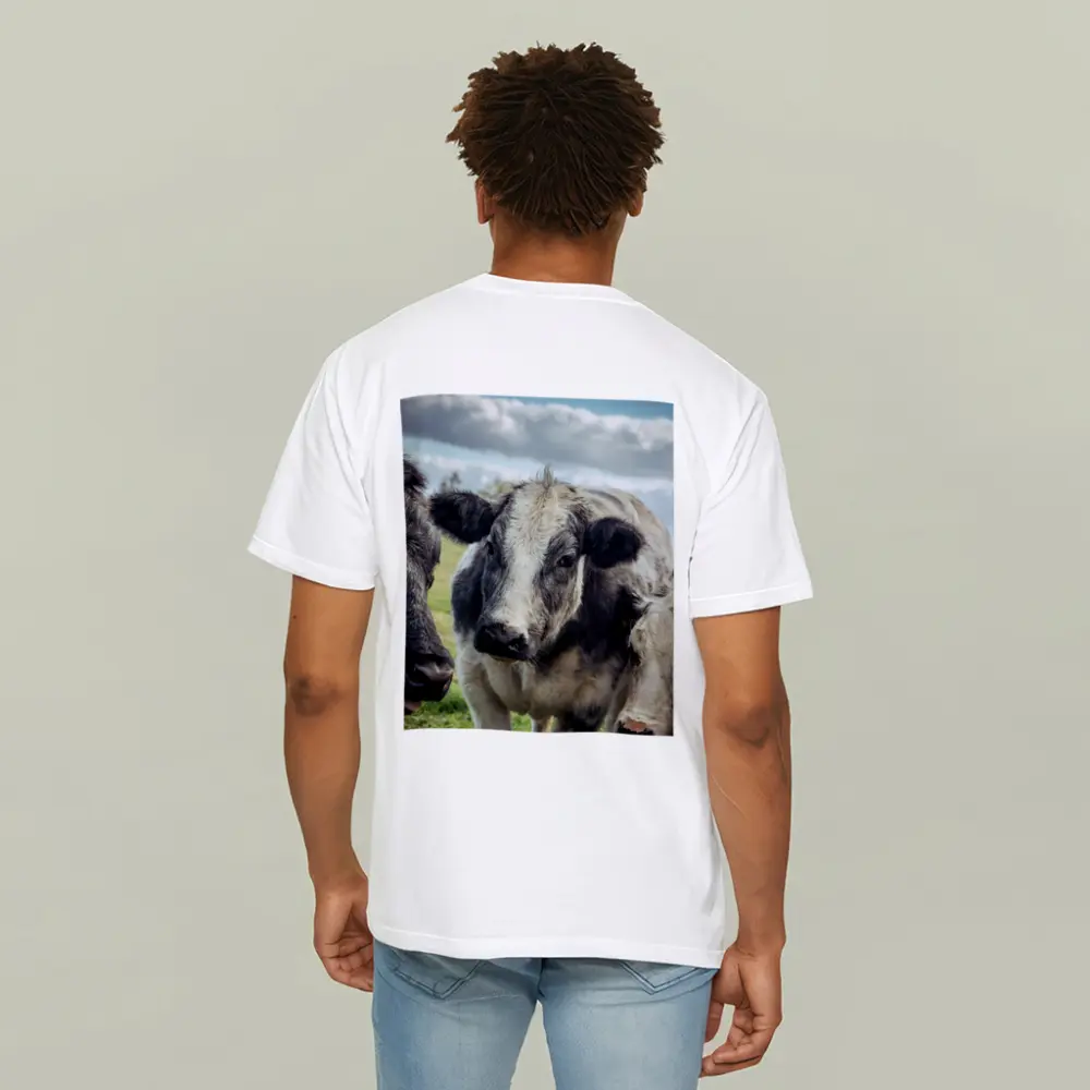 Black White Cow Close Up Green Field – T-Shirts