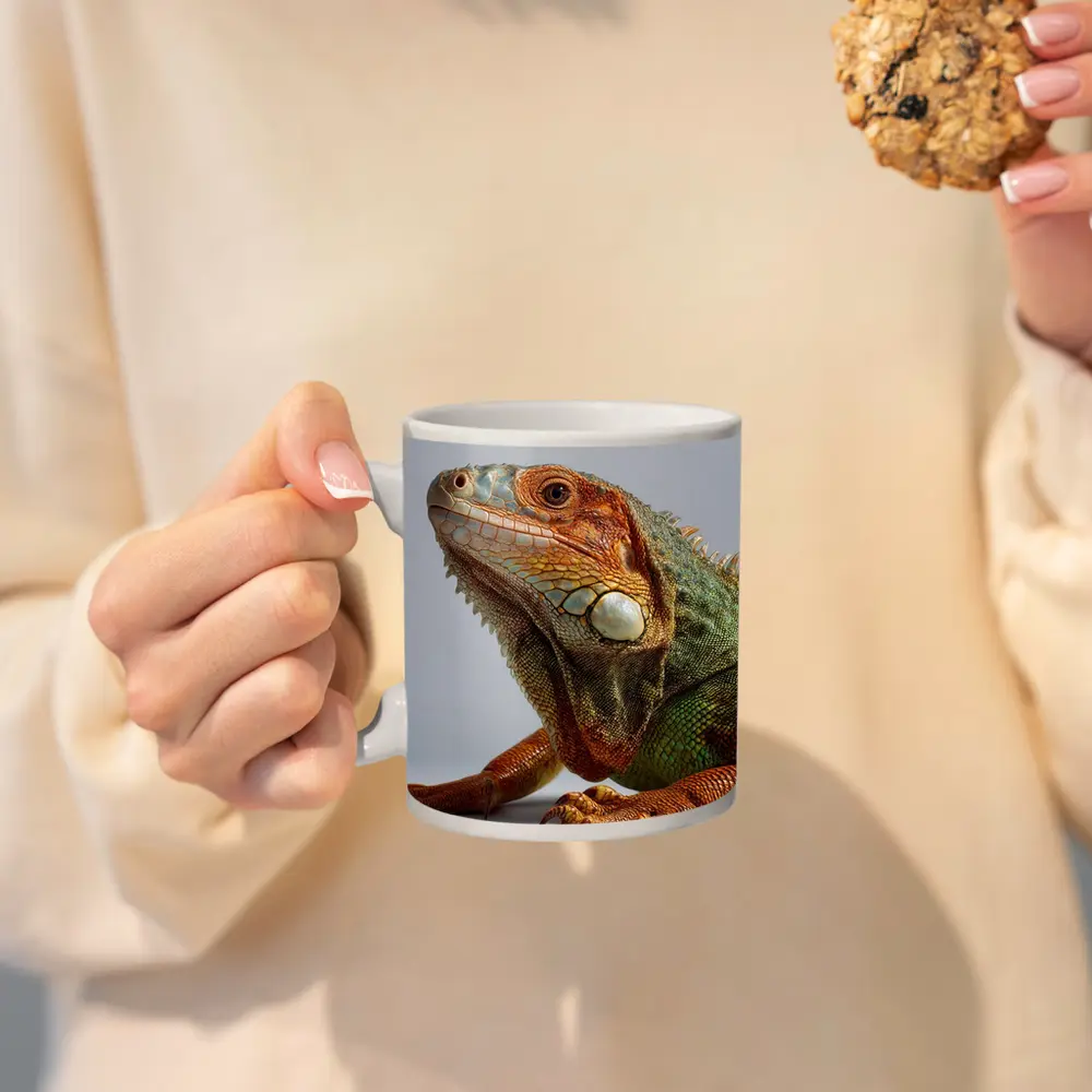 Green Iguana Close Up Gray Background – Mugs