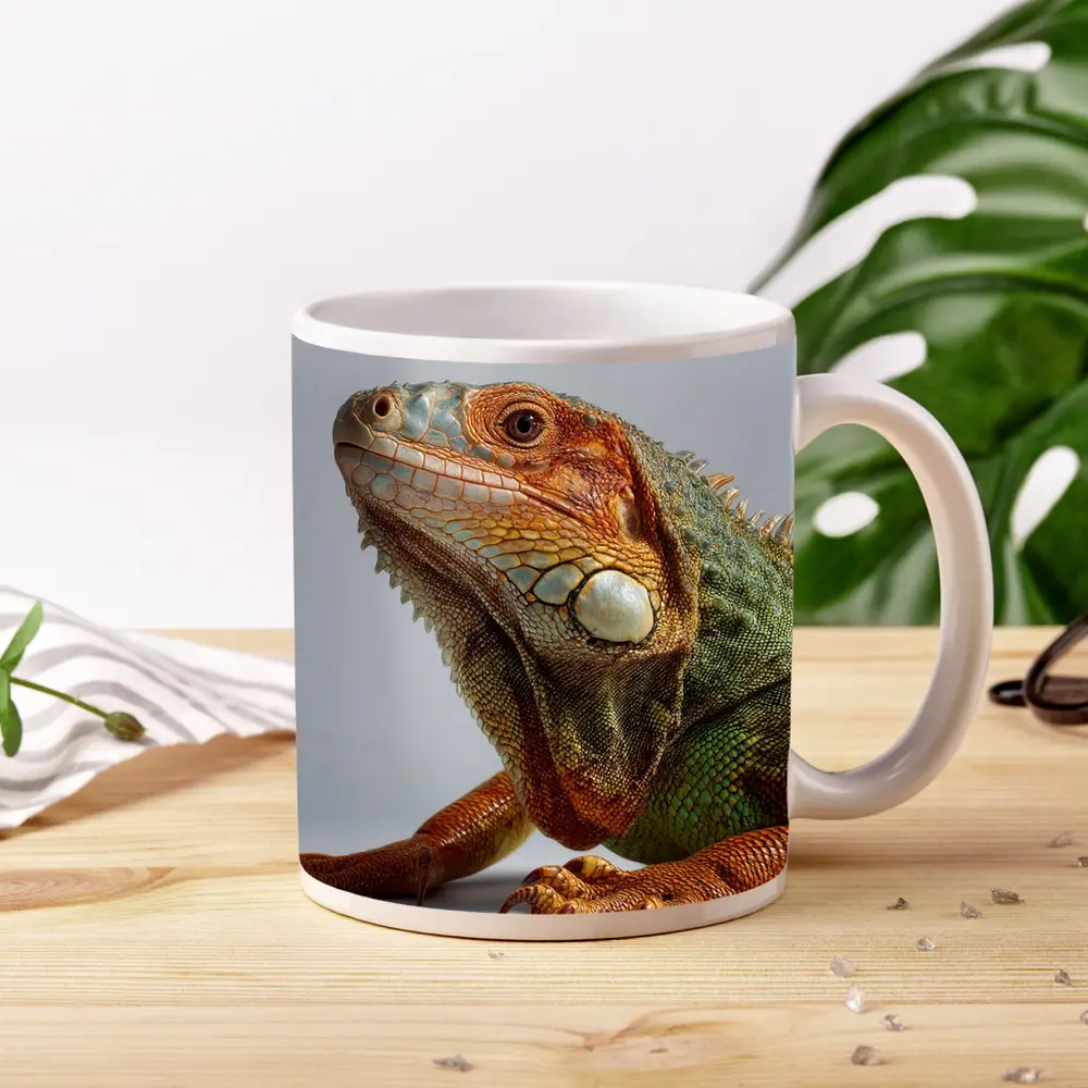 Green Iguana Close Up Gray Background – Mugs