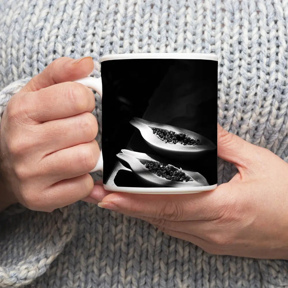 Black And White Papaya Halves Dark Background – Mugs