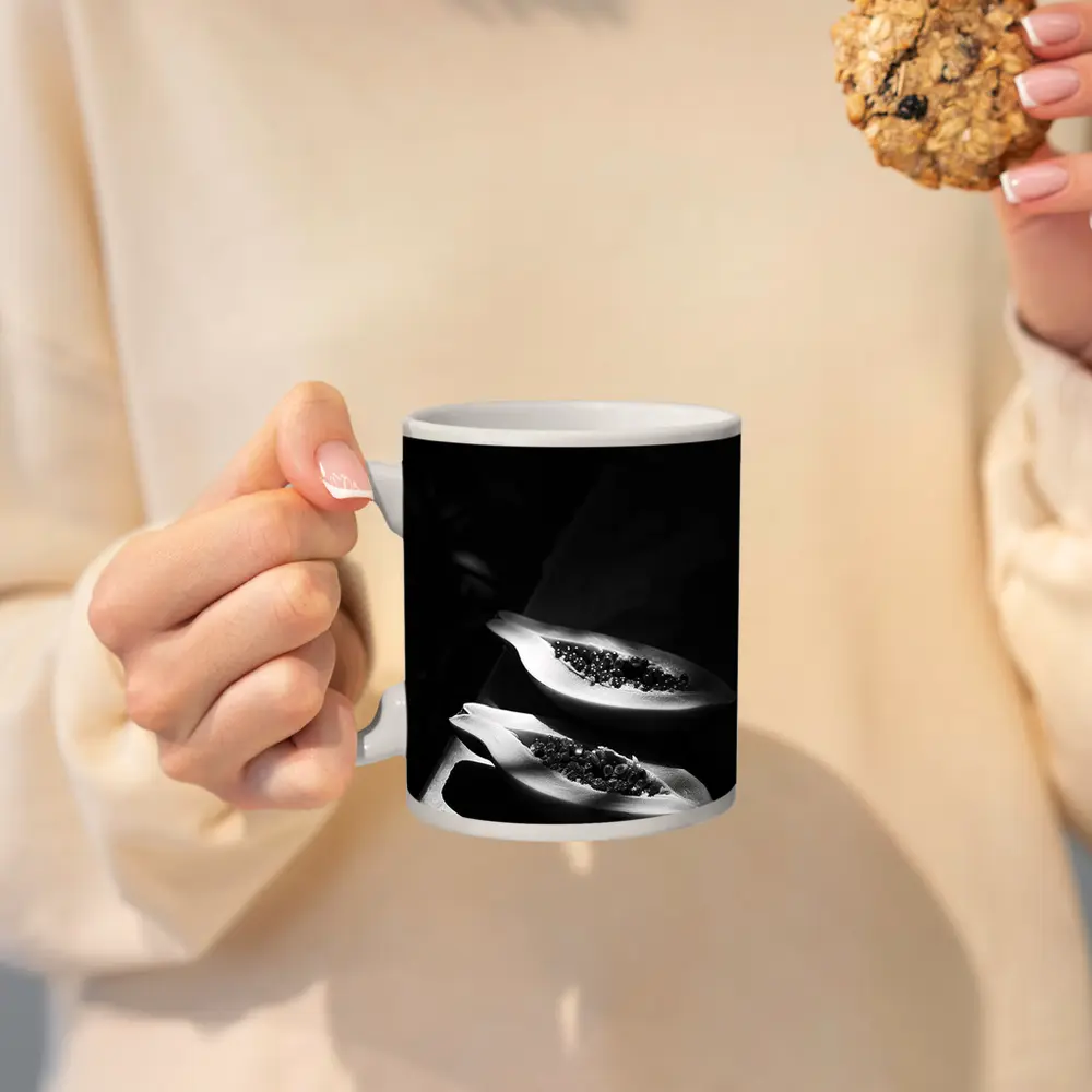 Black And White Papaya Halves Dark Background – Mugs