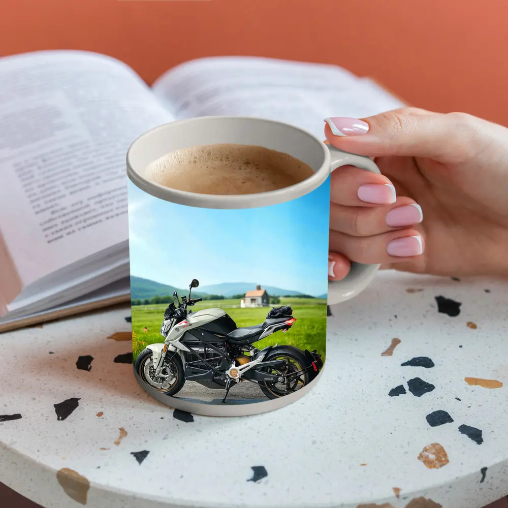 Zero Electric Motorcycle Parked Green Countryside – Mugs