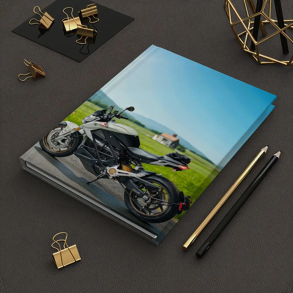 Zero Electric Motorcycle Parked Green Countryside – Notebooks