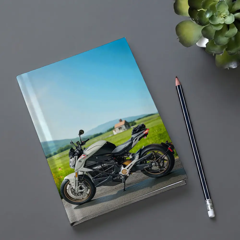 Zero Electric Motorcycle Parked Green Countryside – Notebooks