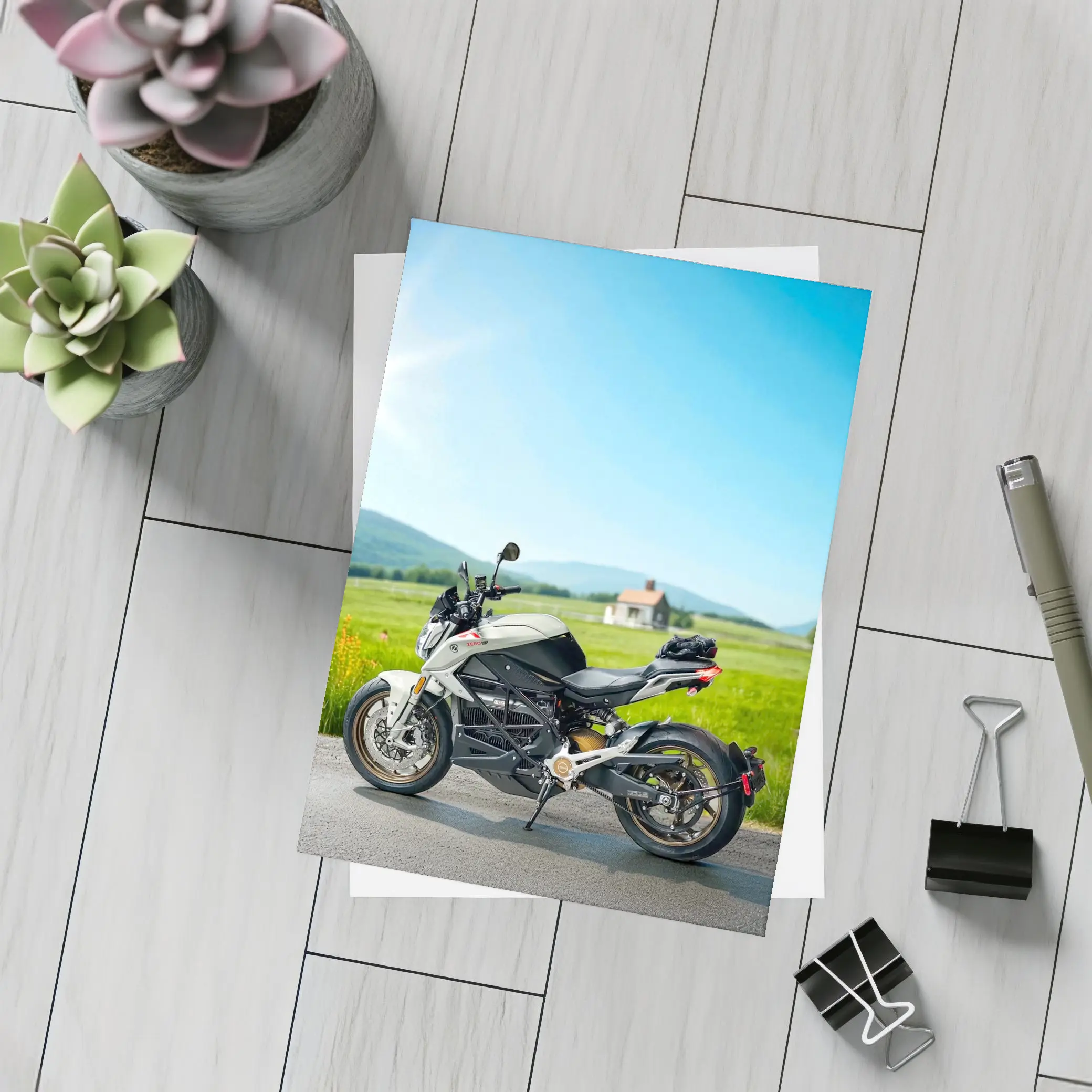 Zero Electric Motorcycle Parked Green Countryside – Postcards
