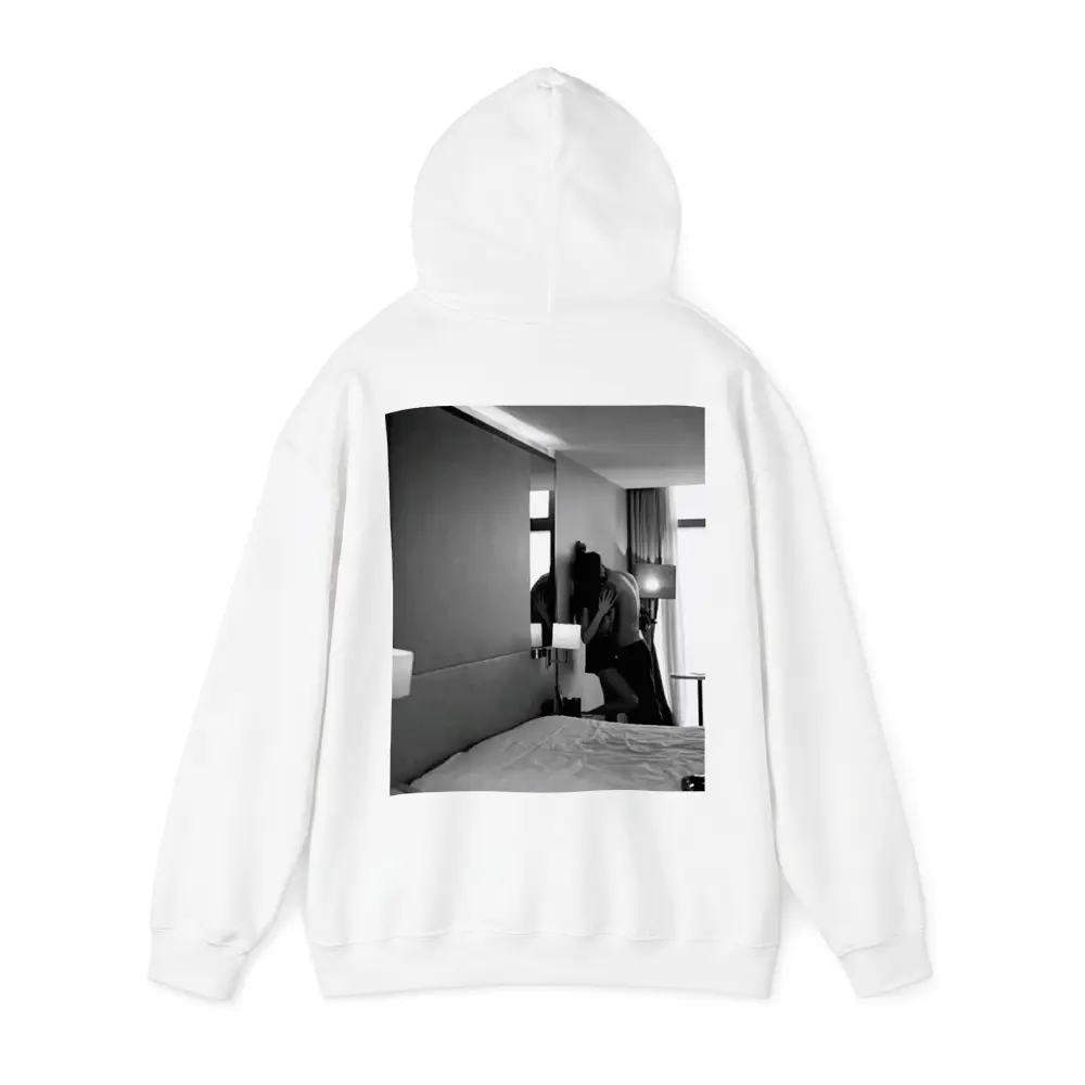 Couple Kissing Black White Hotel Room – Hoodies