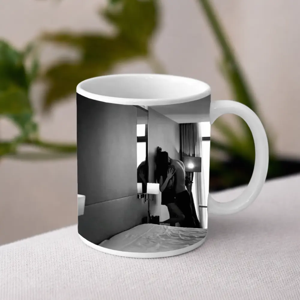 Couple Kissing Black White Hotel Room – Mugs