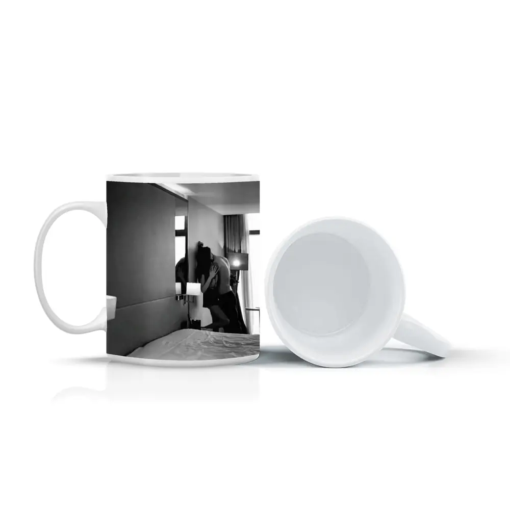 Couple Kissing Black White Hotel Room – Mugs