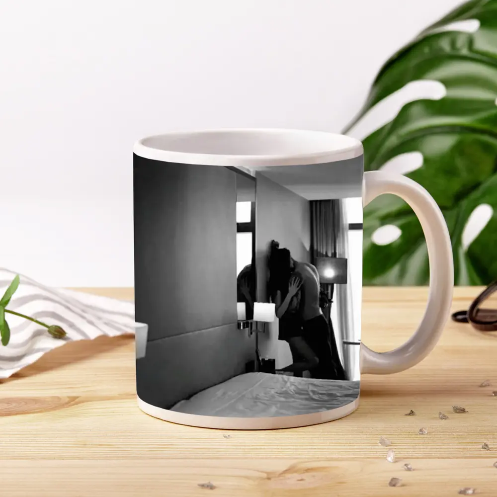Couple Kissing Black White Hotel Room – Mugs
