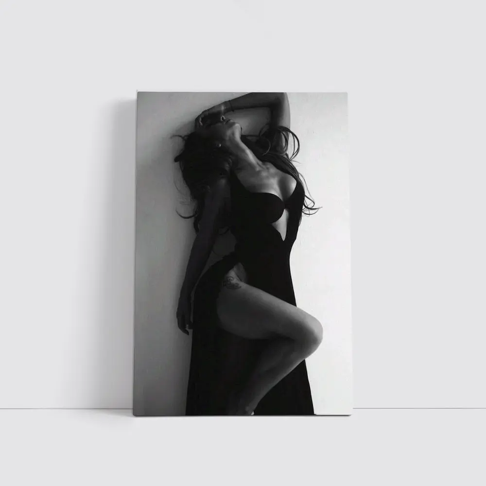 Black and White Elegant Woman Fashion Portrait – Wall Art