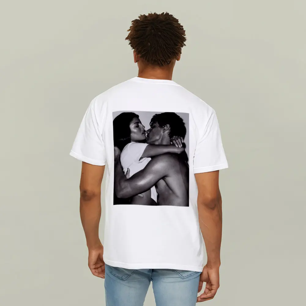 Black and White Couple Kissing Embrace Art – T-Shirts