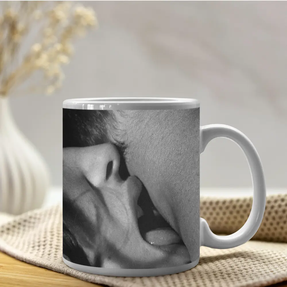 Black and White Intimate Kiss Close Up – Mugs