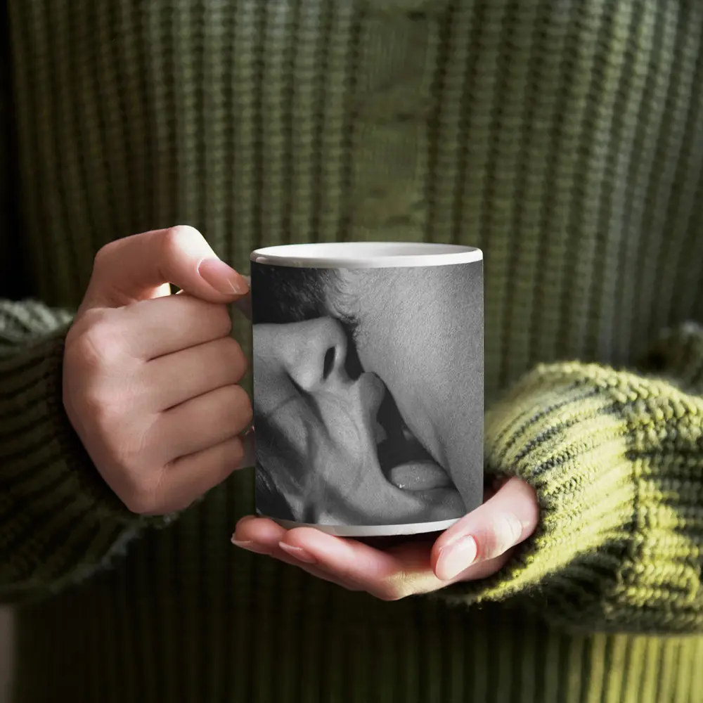 Black and White Intimate Kiss Close Up – Mugs