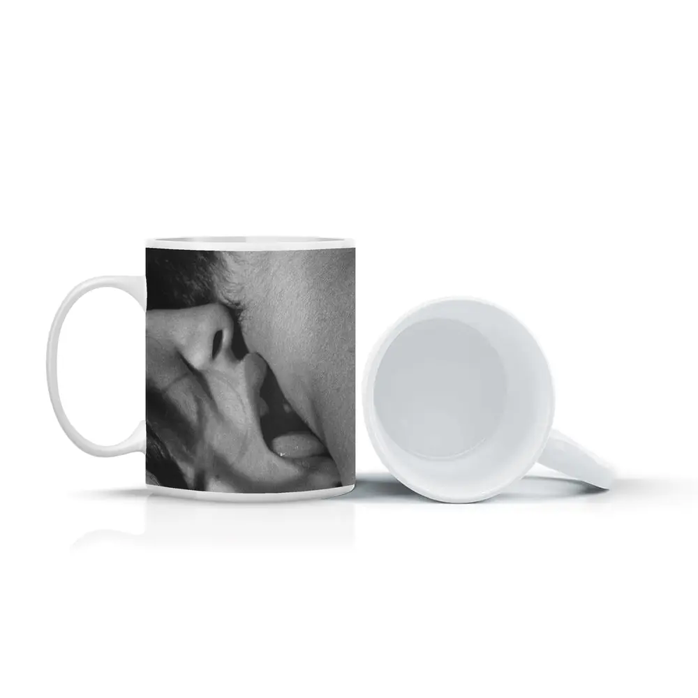 Black and White Intimate Kiss Close Up – Mugs