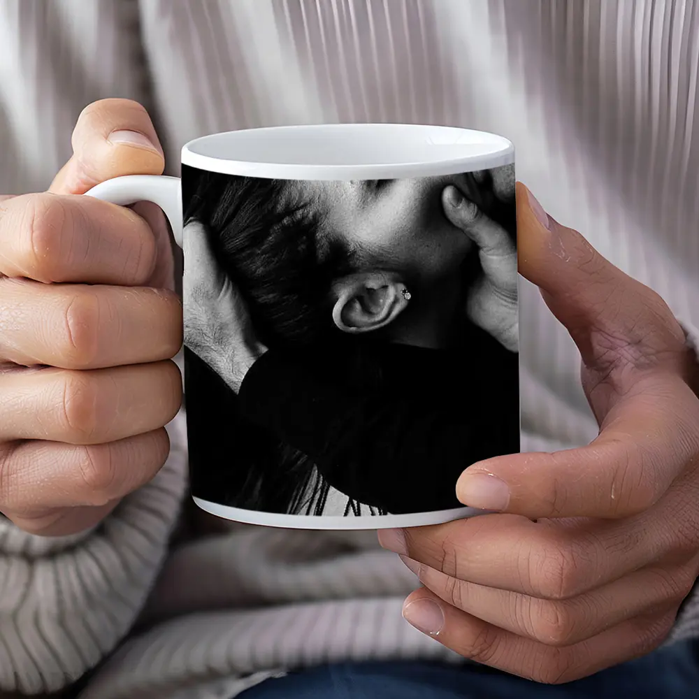 Black and White Couple Kissing Intimate Moment – Mugs