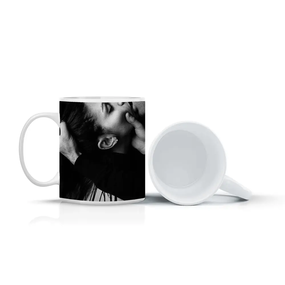 Black and White Couple Kissing Intimate Moment – Mugs