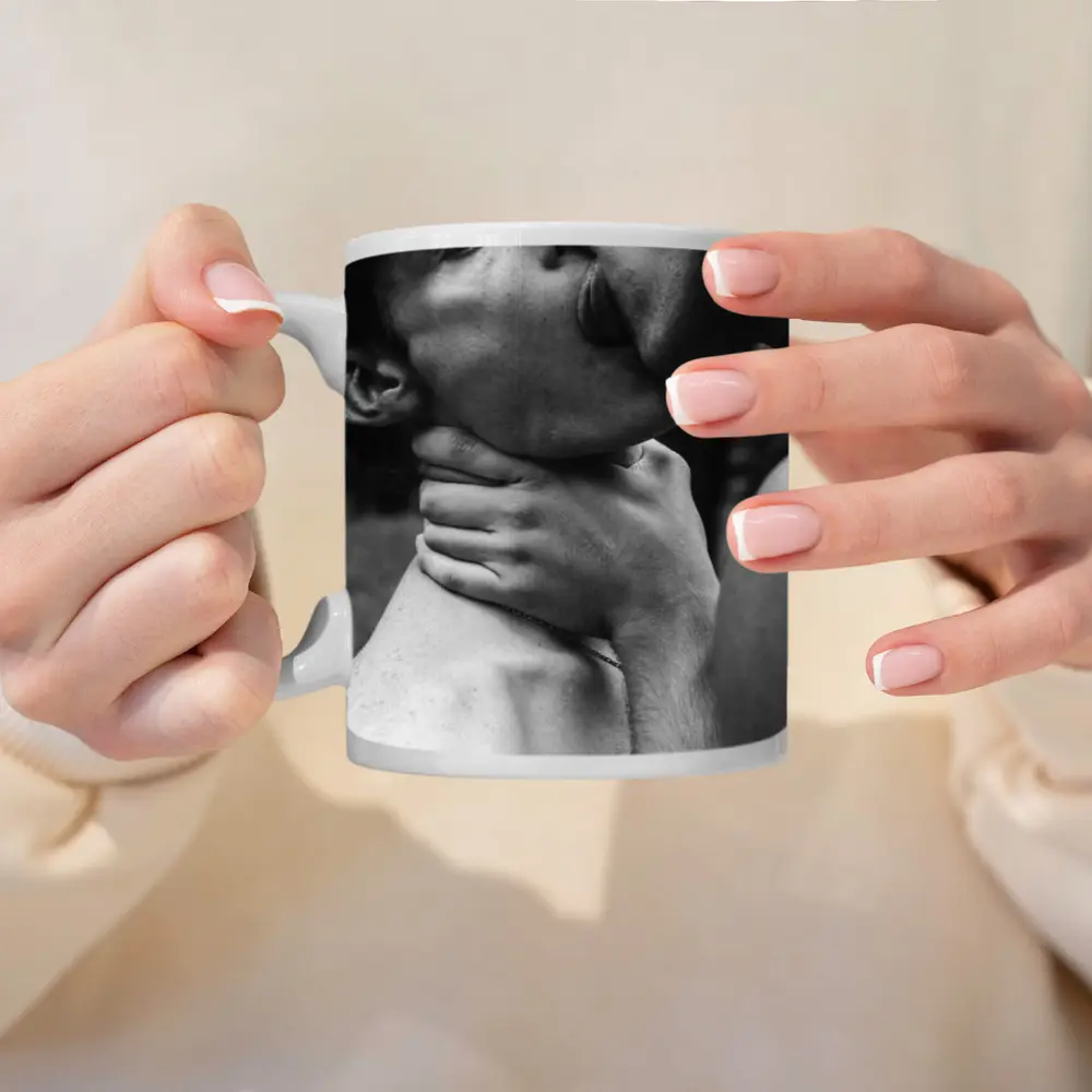 Black and White Intimate Couple Neck Kiss – Mugs