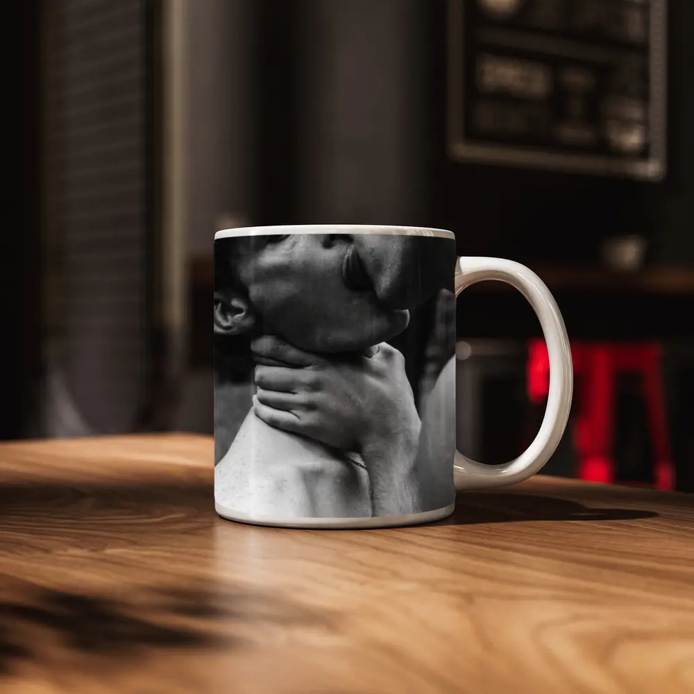 Black and White Intimate Couple Neck Kiss – Mugs