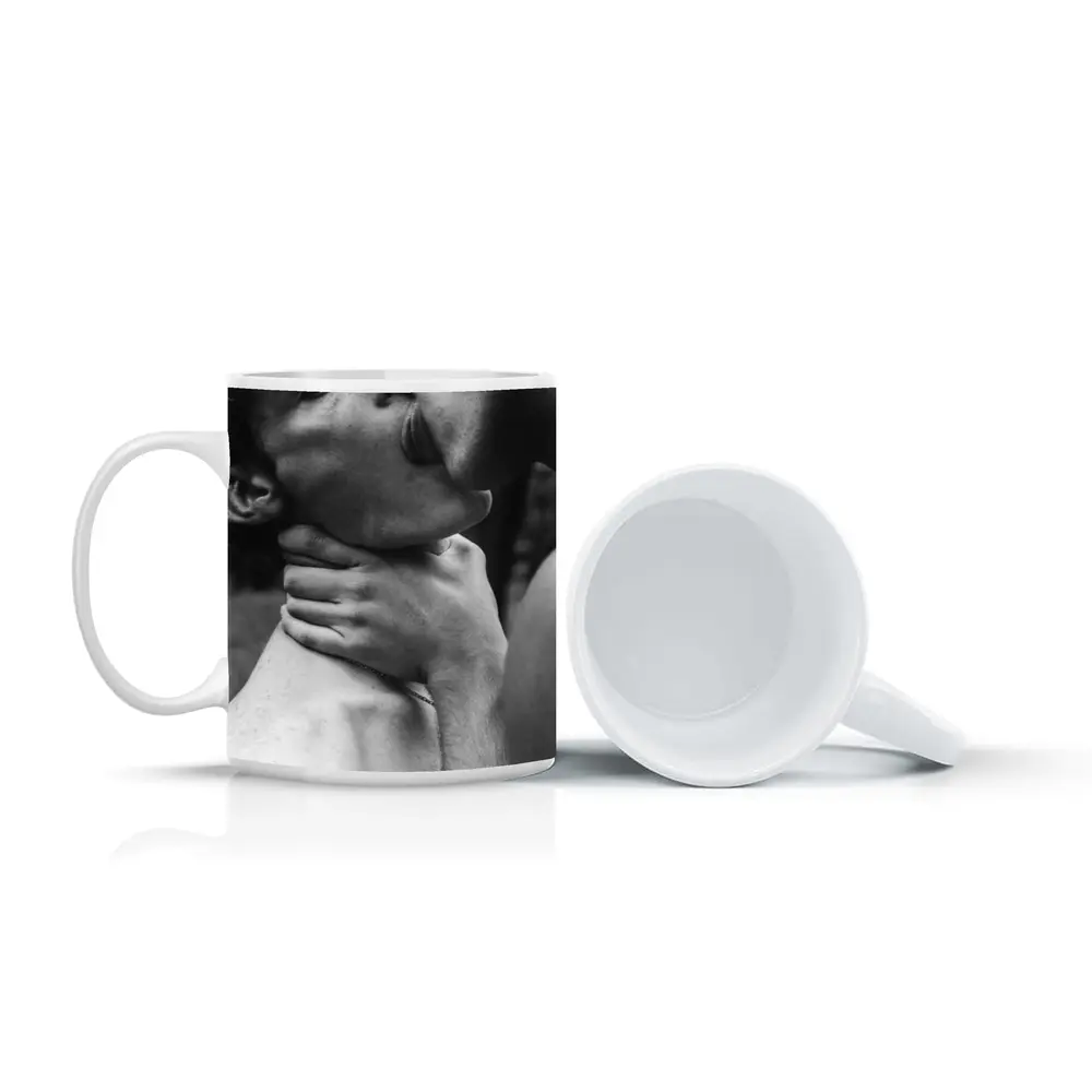 Black and White Intimate Couple Neck Kiss – Mugs
