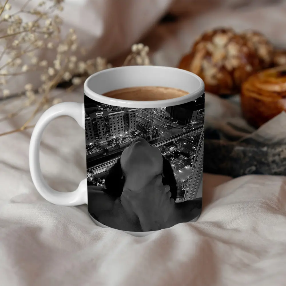 Woman City Night View Black White – Mugs