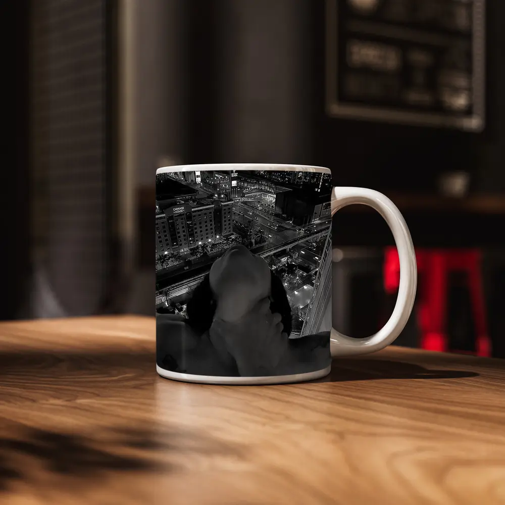 Woman City Night View Black White – Mugs
